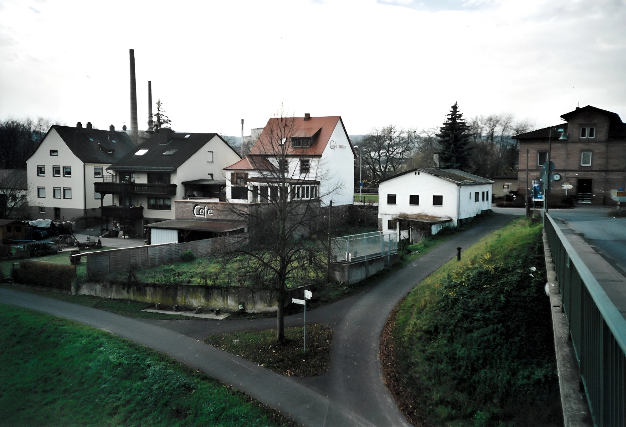 Blick von der Mainbrücke auf das Café Ebert