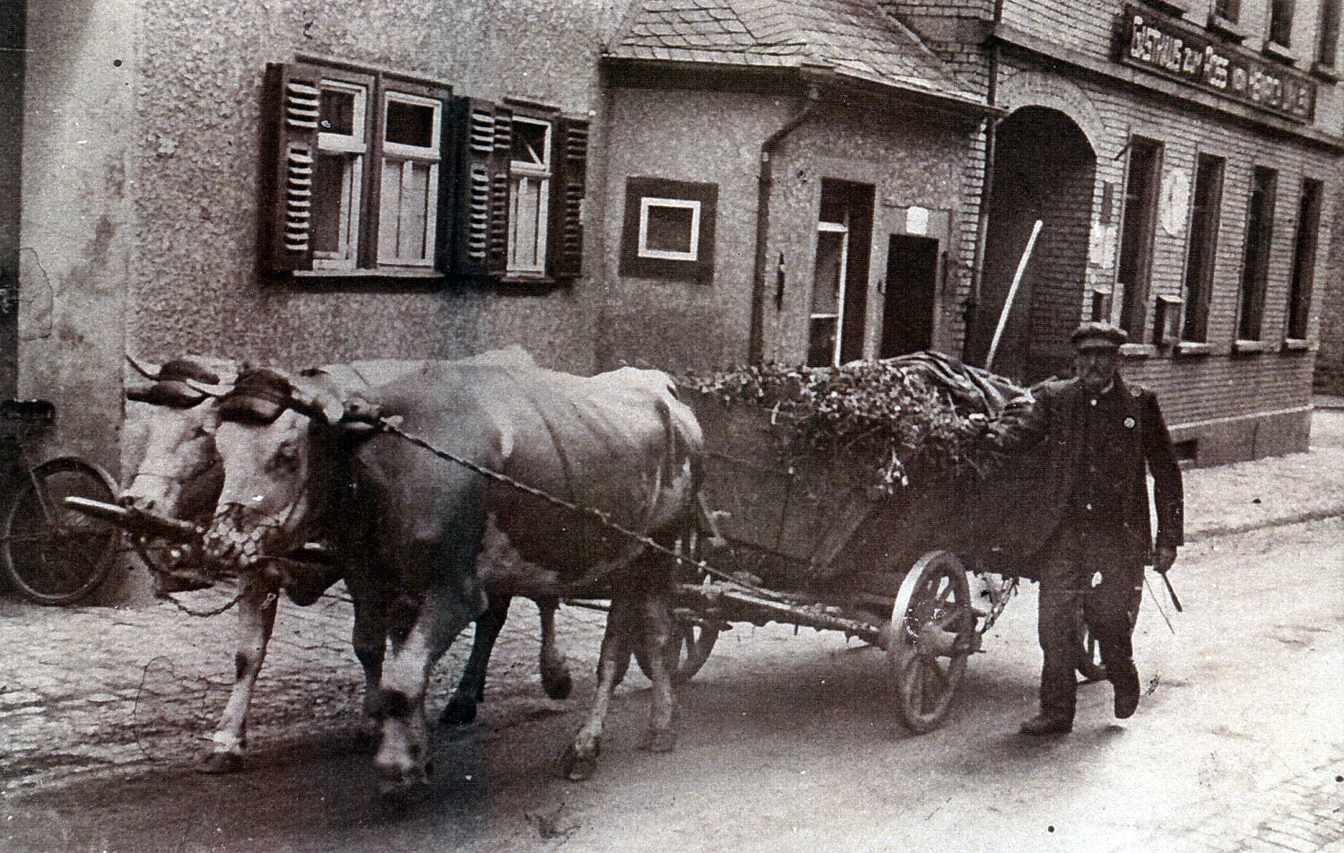 Vor der Metzgerei Mathein