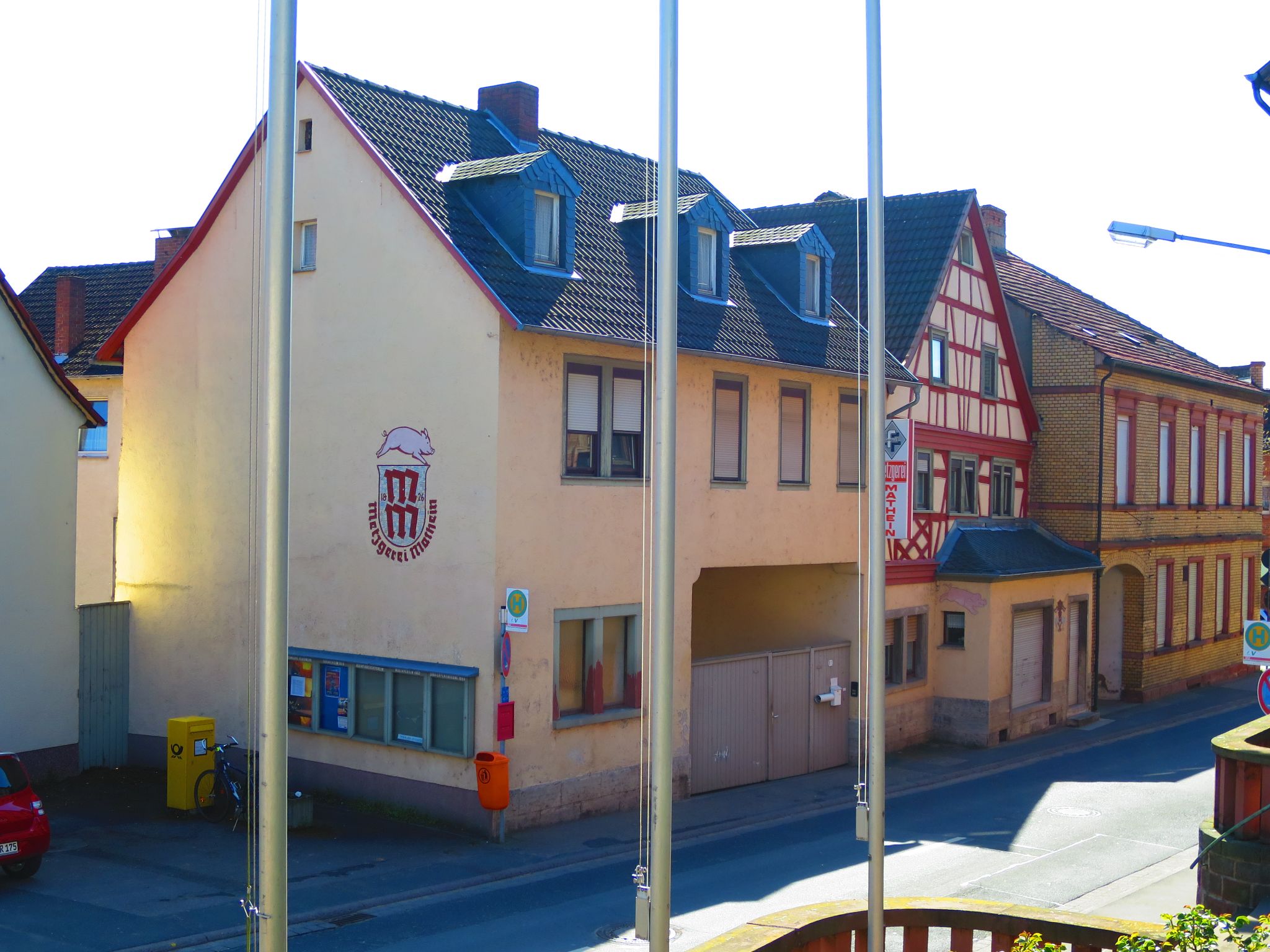 Die Metzgerei Mathein (Ansicht von der Kirchentreppe)