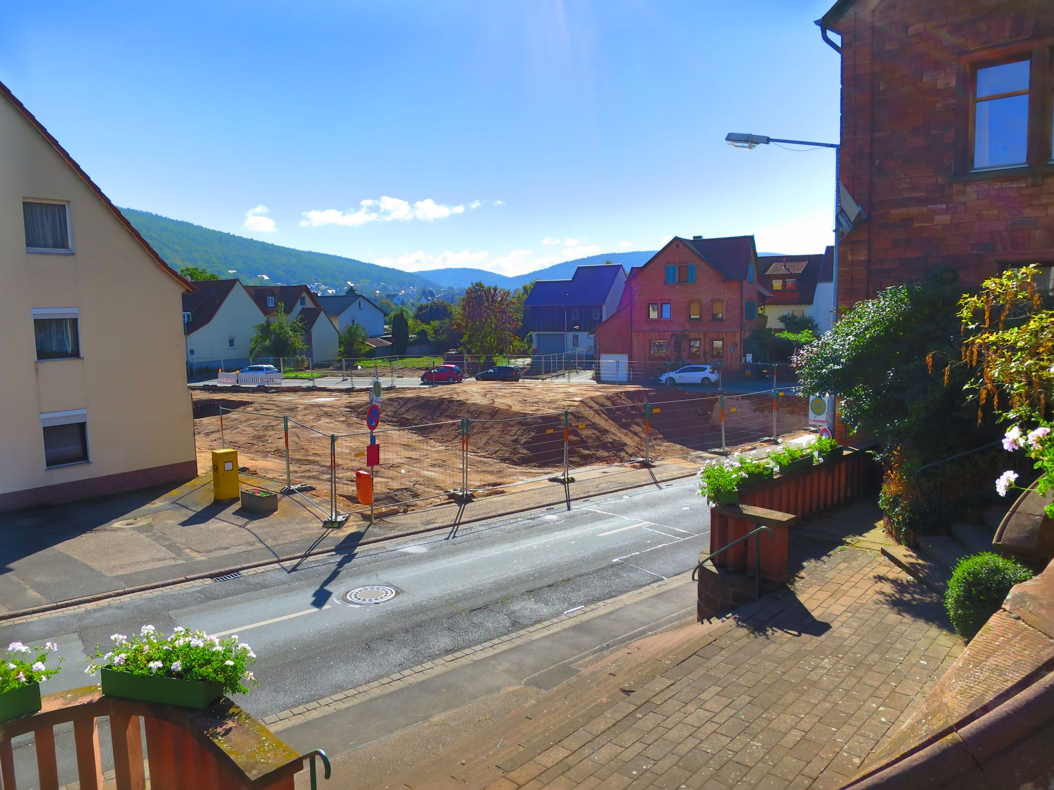 Das Gelände nach dem Abriss der Gebäude (Blick von der Kirchentreppe)