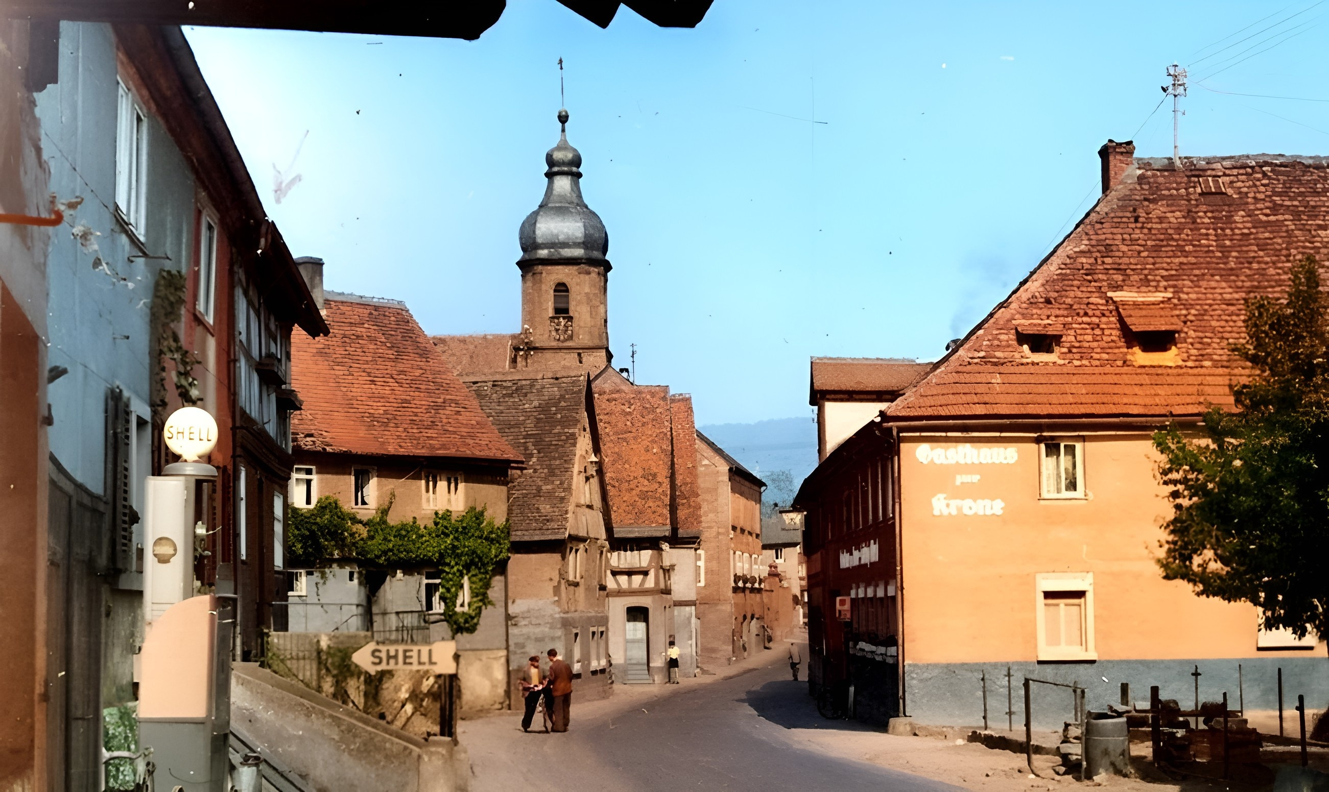 Die Trennfurter Straße mit dem Gasthaus zur Krone um 1940