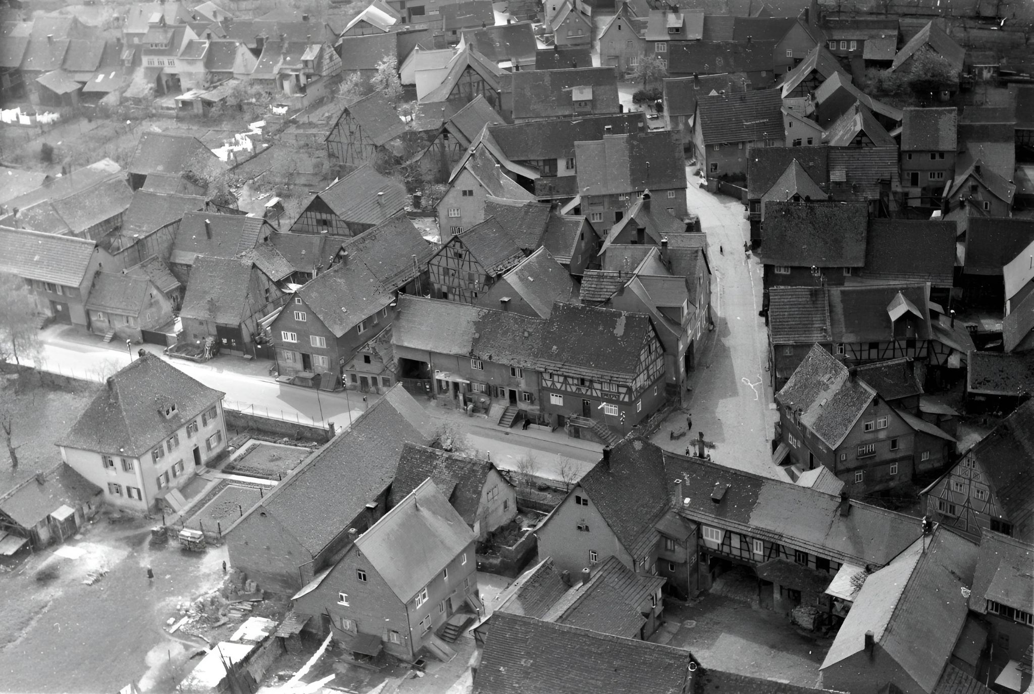 Luftaufnahme die Trennfurter Straße mit Abzweigung zur Ankergasse