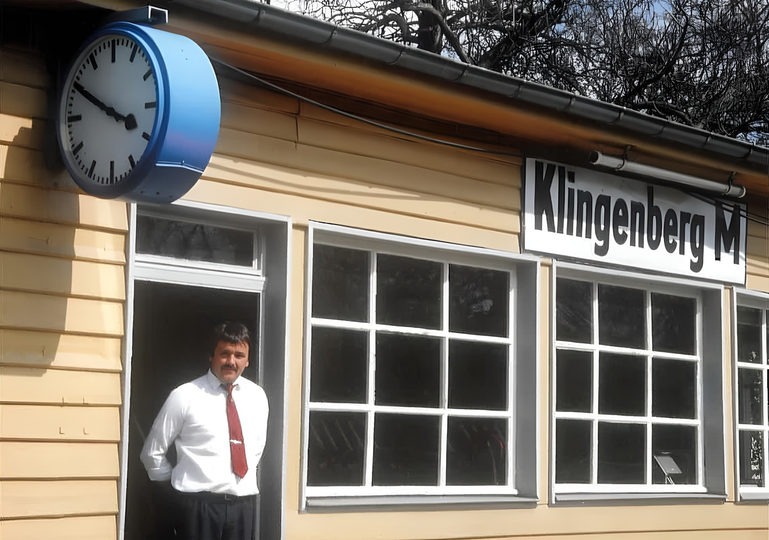 Bahnhofsvorsteher am Bahnhof Klingenberg im April 1991