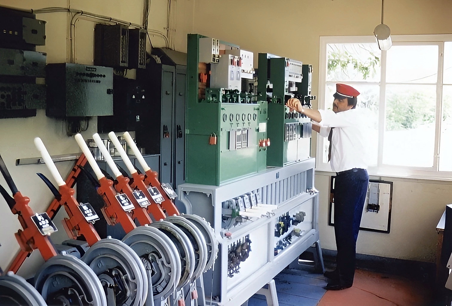 Günther Wolfstädter im Dienst im Bahnhof Klingenberg 1991