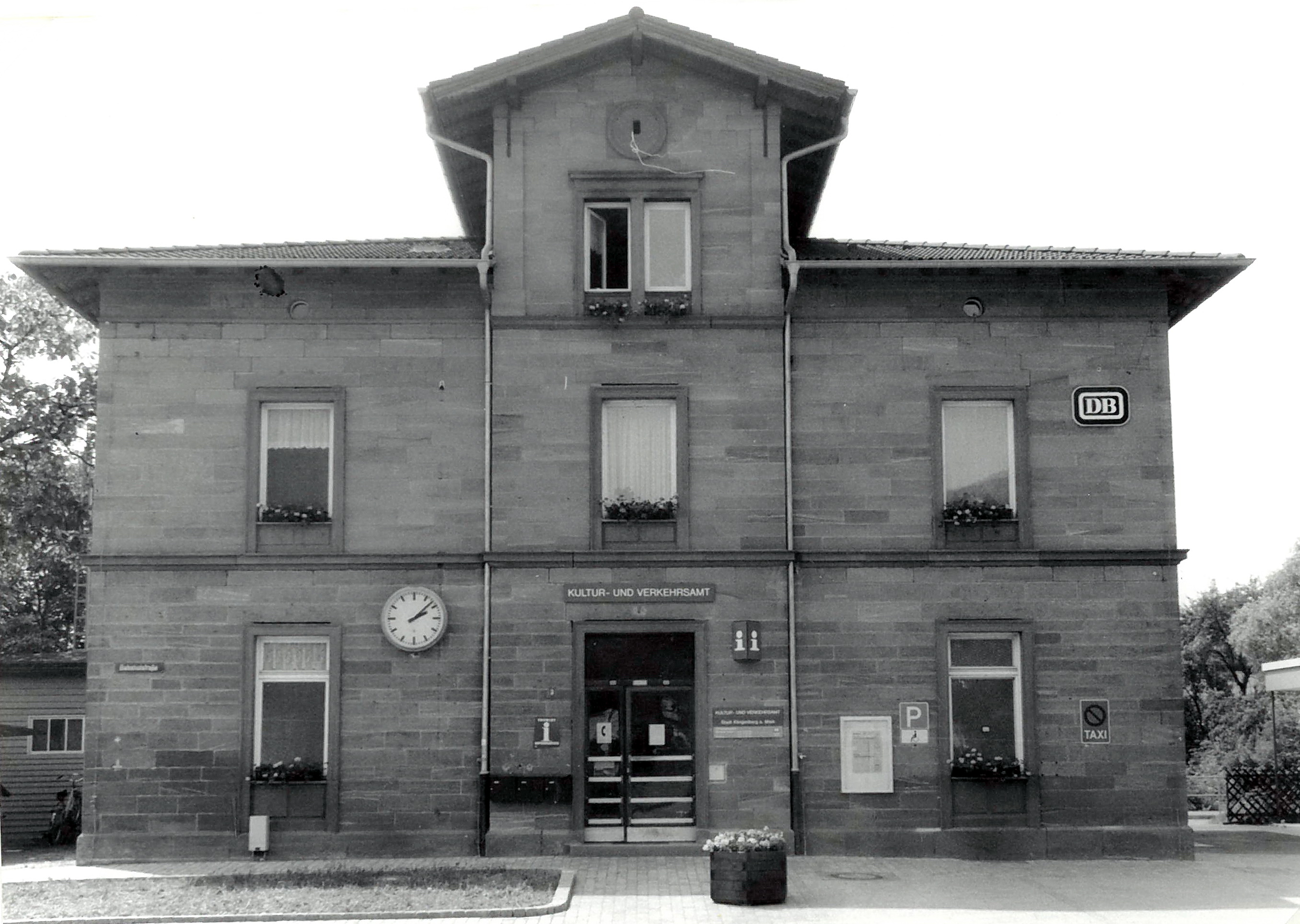 Der Bahnhof mit neu gestaltetem Vorplatz