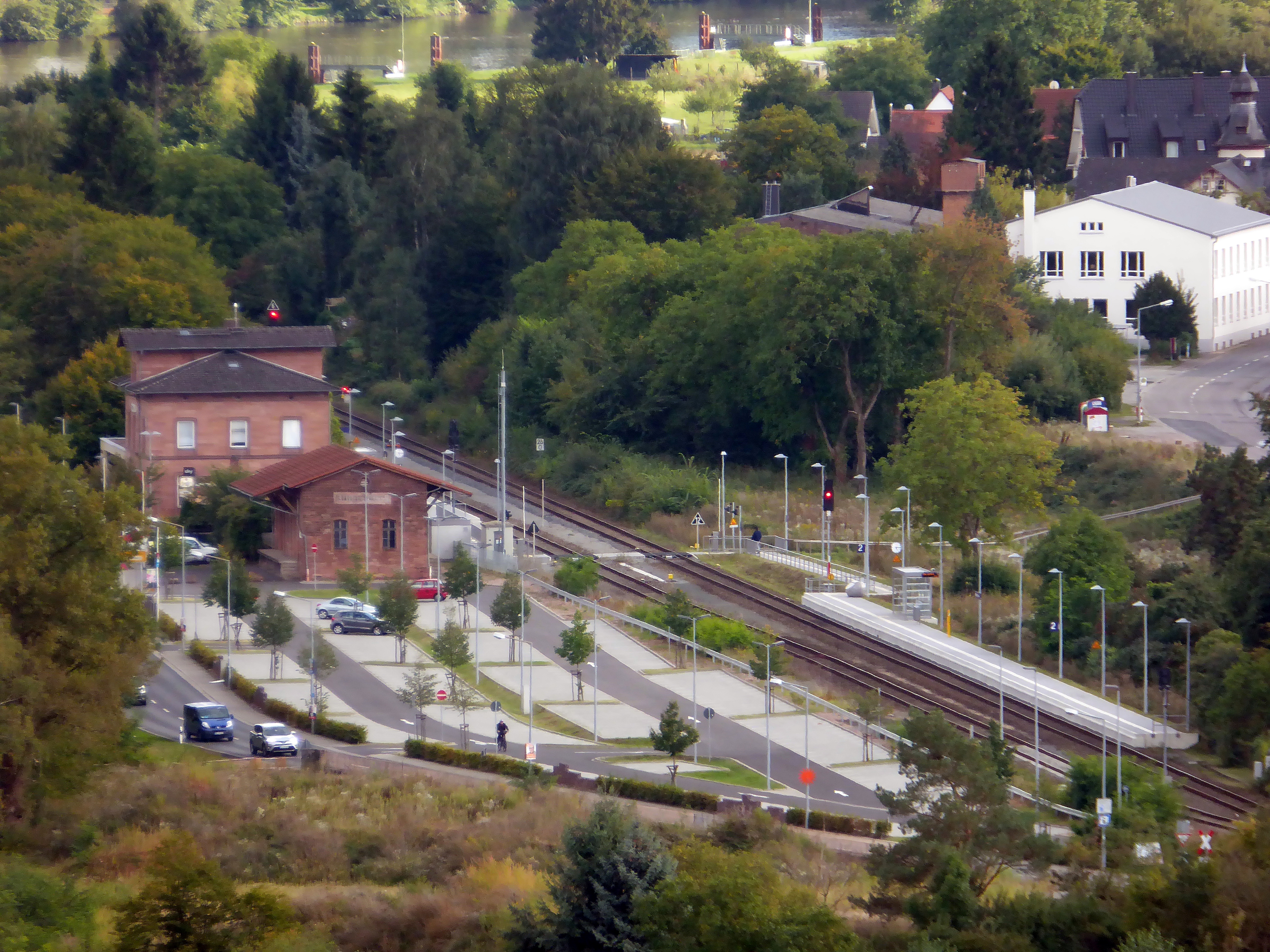 Der Bahnhof mit Umfeld und Wika-Parkplatz