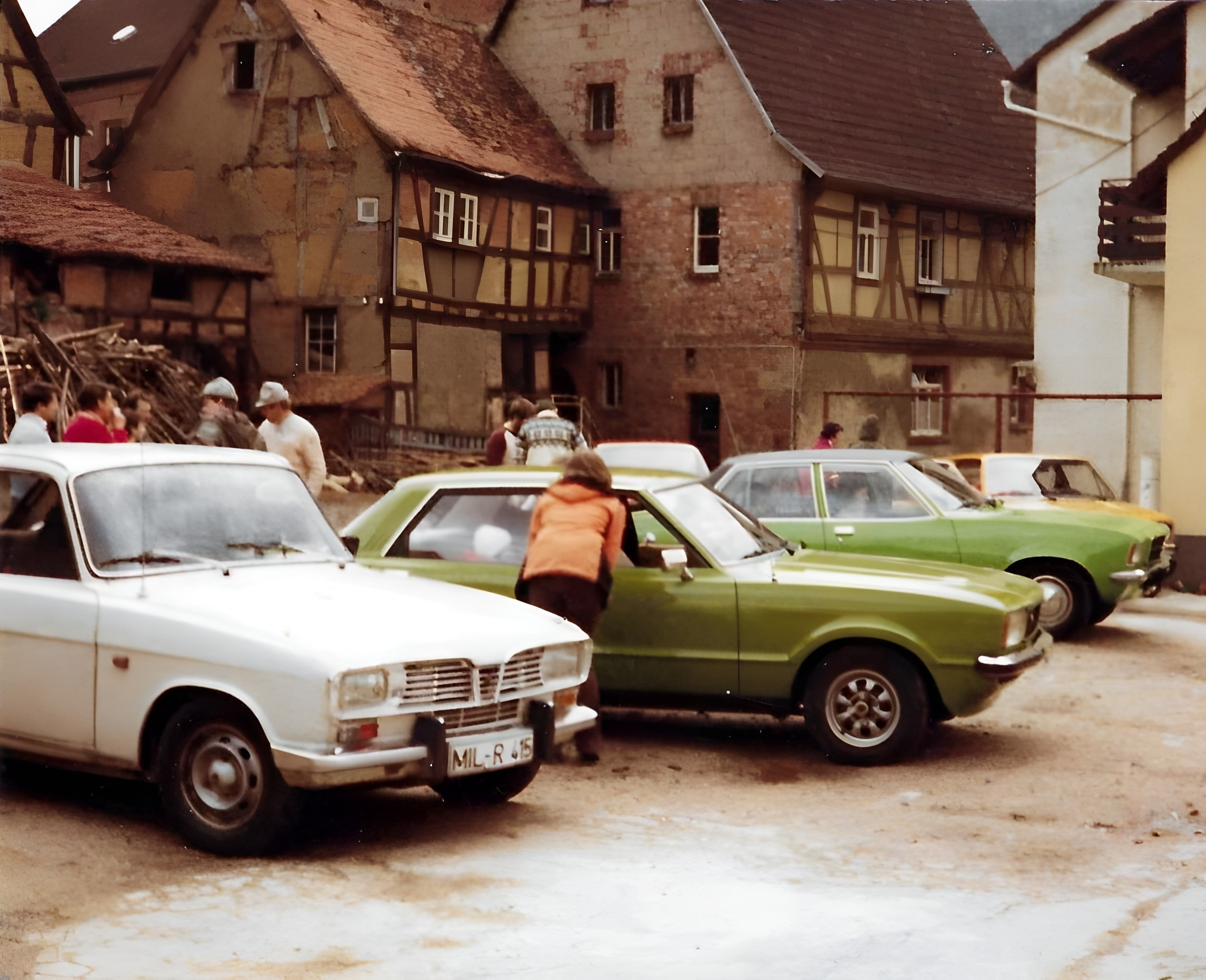 In der Grabengasse (Südseite der Trennfurter Straße 82 und 80) um 1980