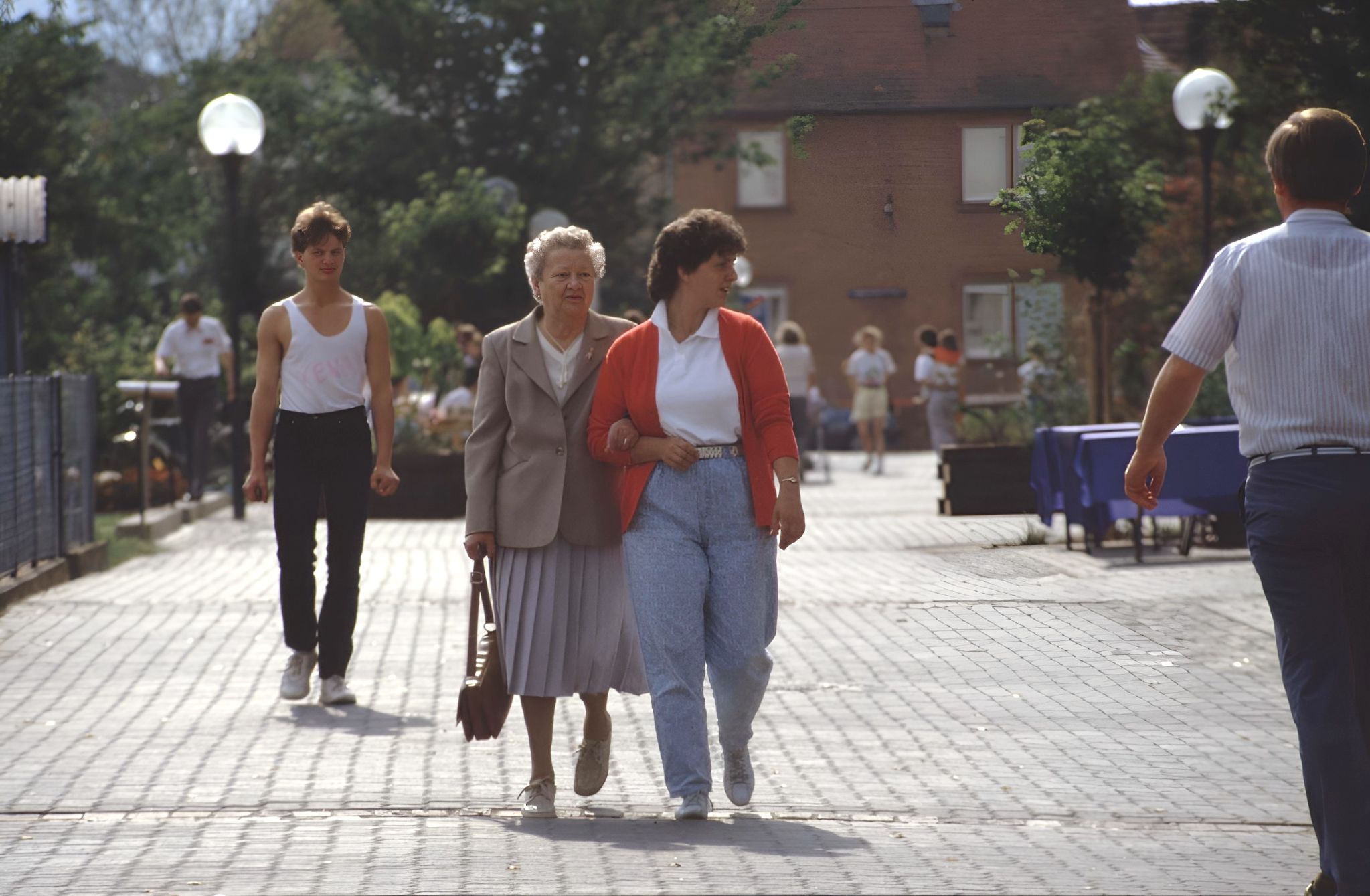 Erstbegehung des neu gestalteten Platzes