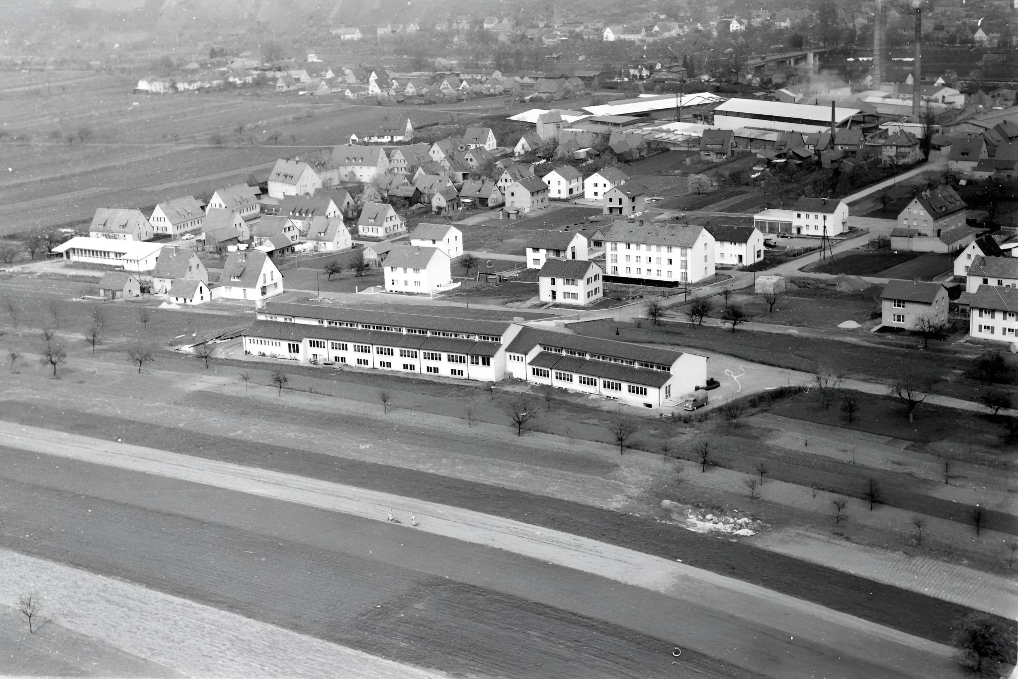 Luftaufnahme des 1956 erbauten Schulgebäudes (Ansicht von Westen)