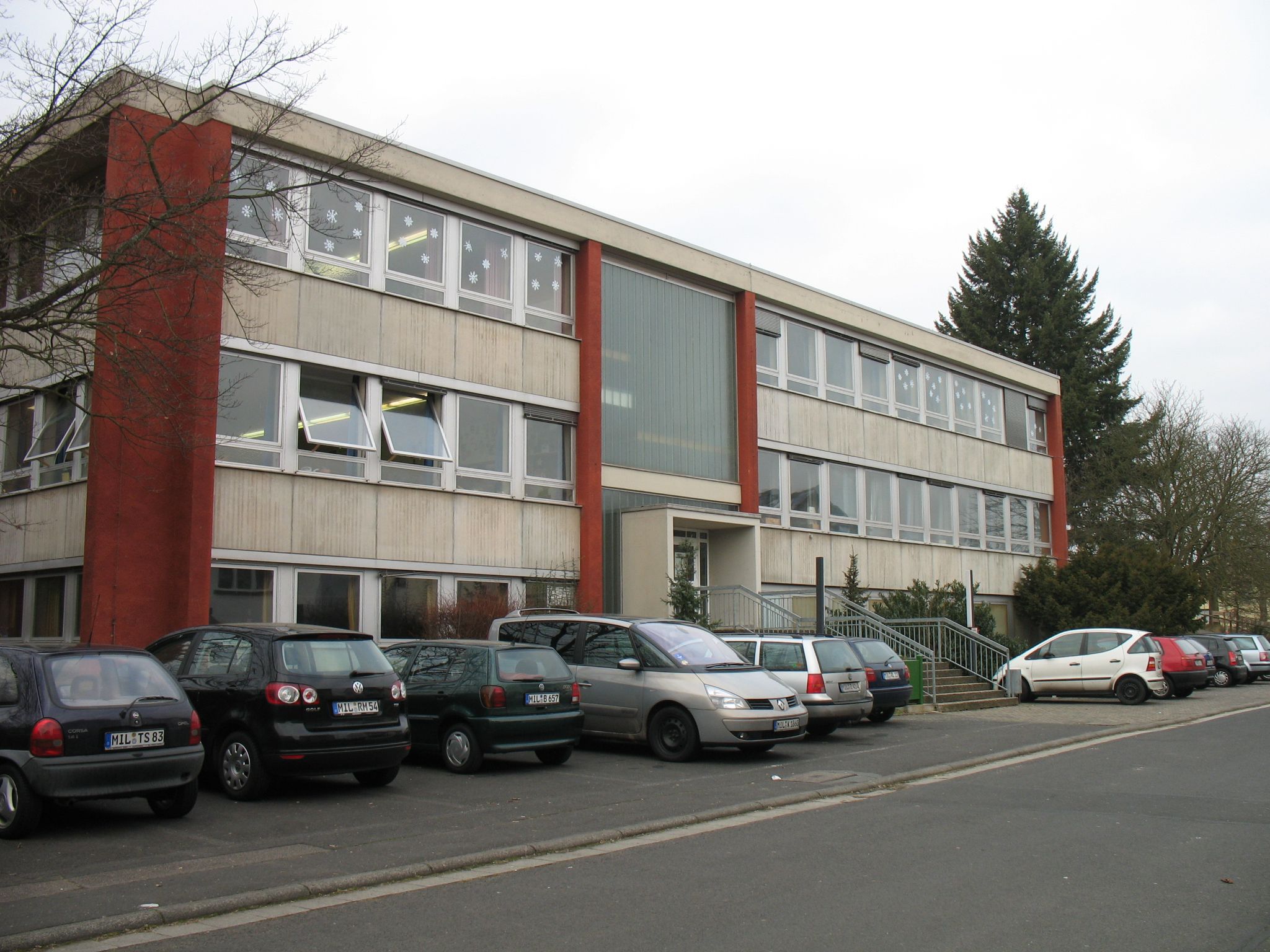 Südostansicht des 1972 fertiggestellten Schulhauserweiterungsbaus