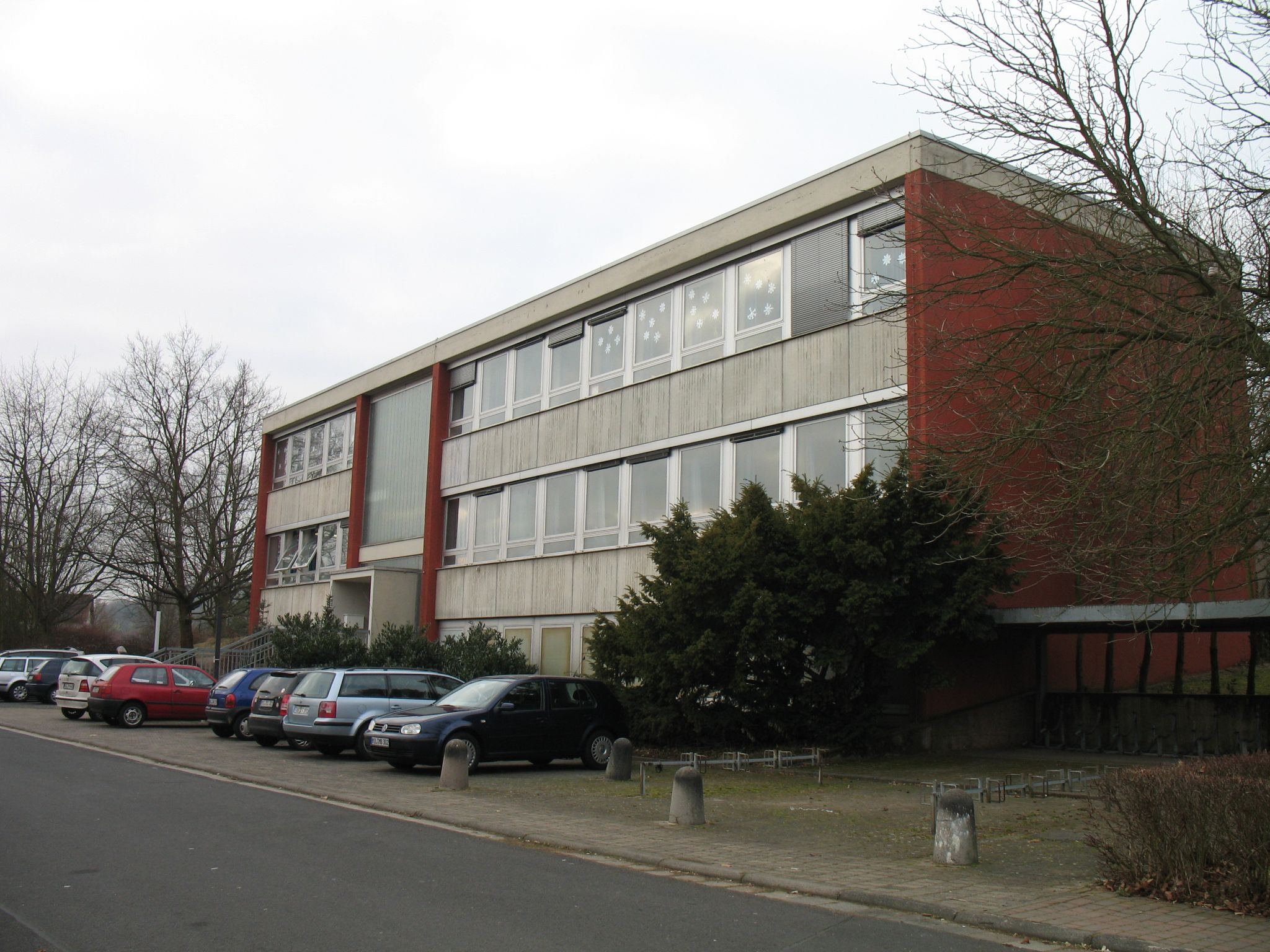 Nordostansicht des 1972 fertiggestellten Schulhauserweiterungsbaus