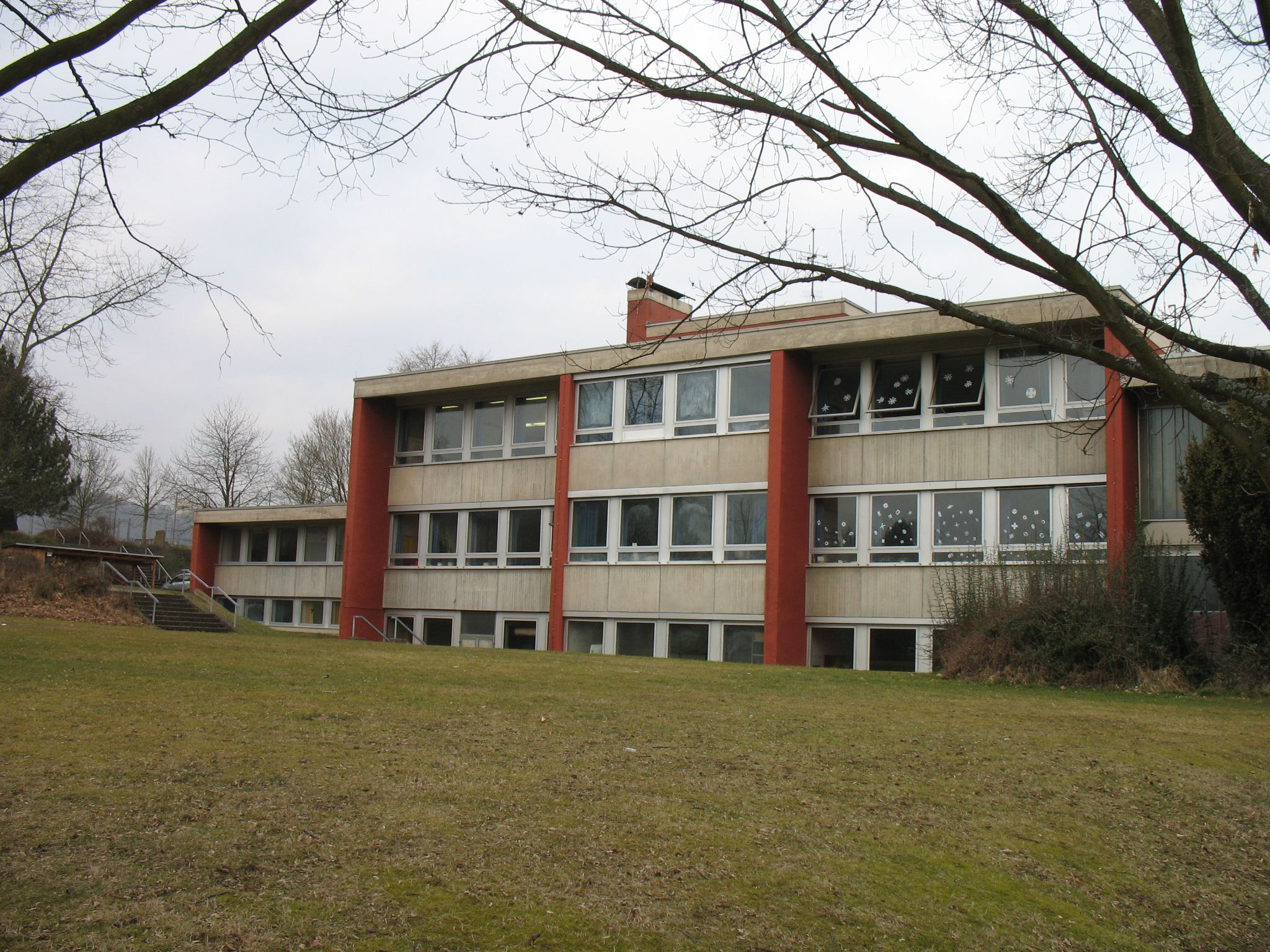 Südansicht des 1972 fertiggestellten Schulhauserweiterungsbaus