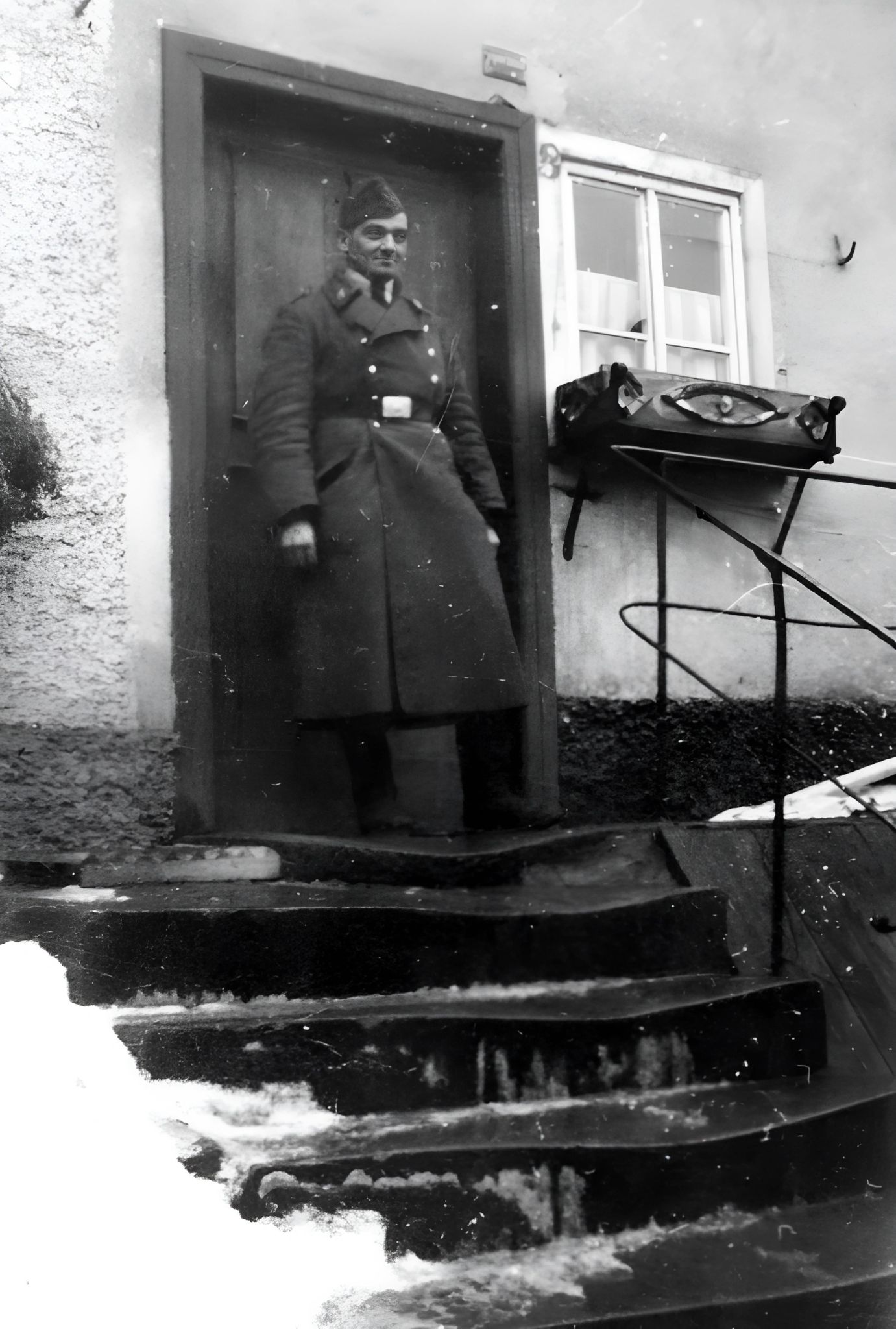 Vor dem Hauseingang der Trennfurter Straße 63