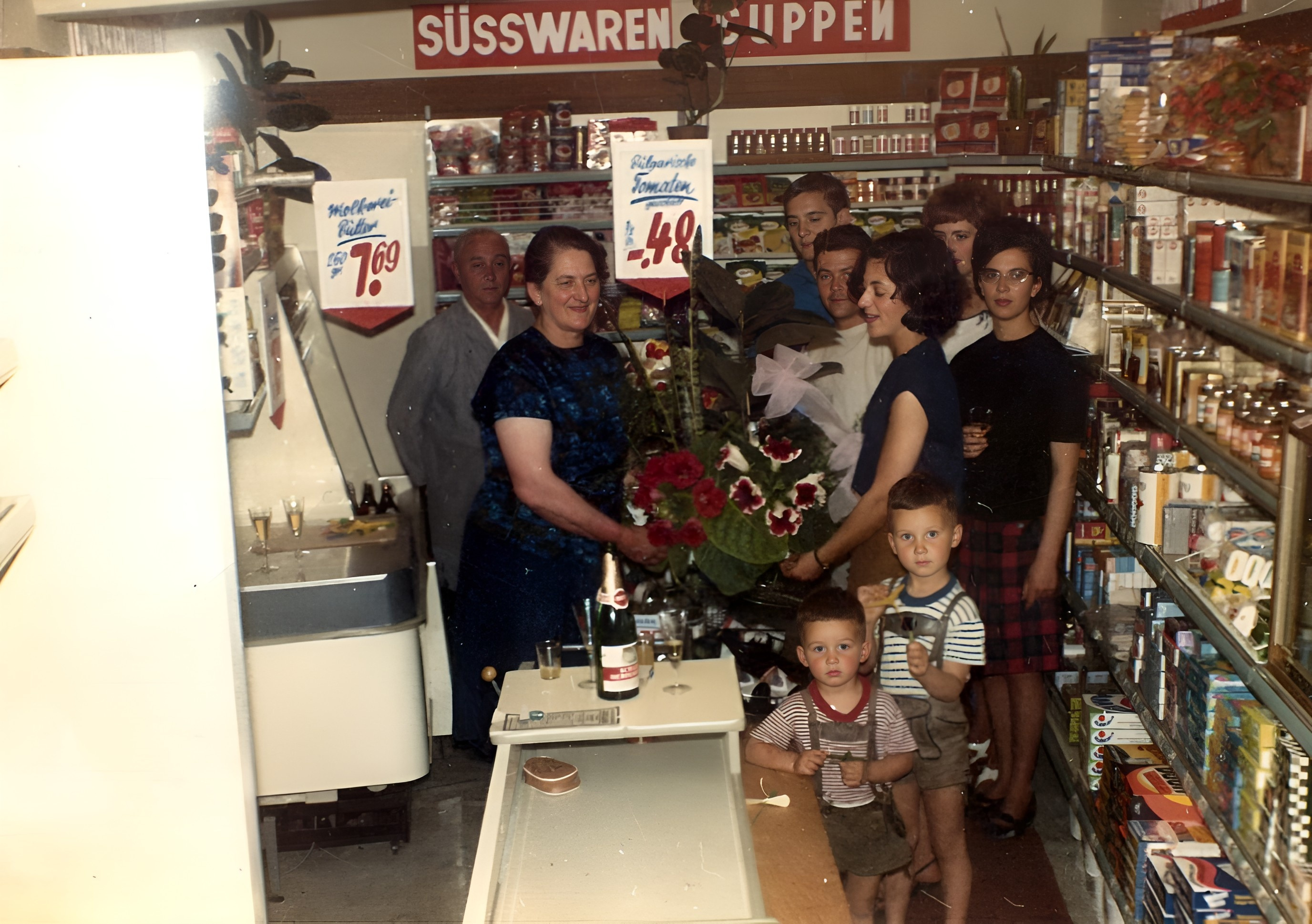 Im Gebäude befand sich von Juni 1967 bis 1976 ein REWE-Geschäft