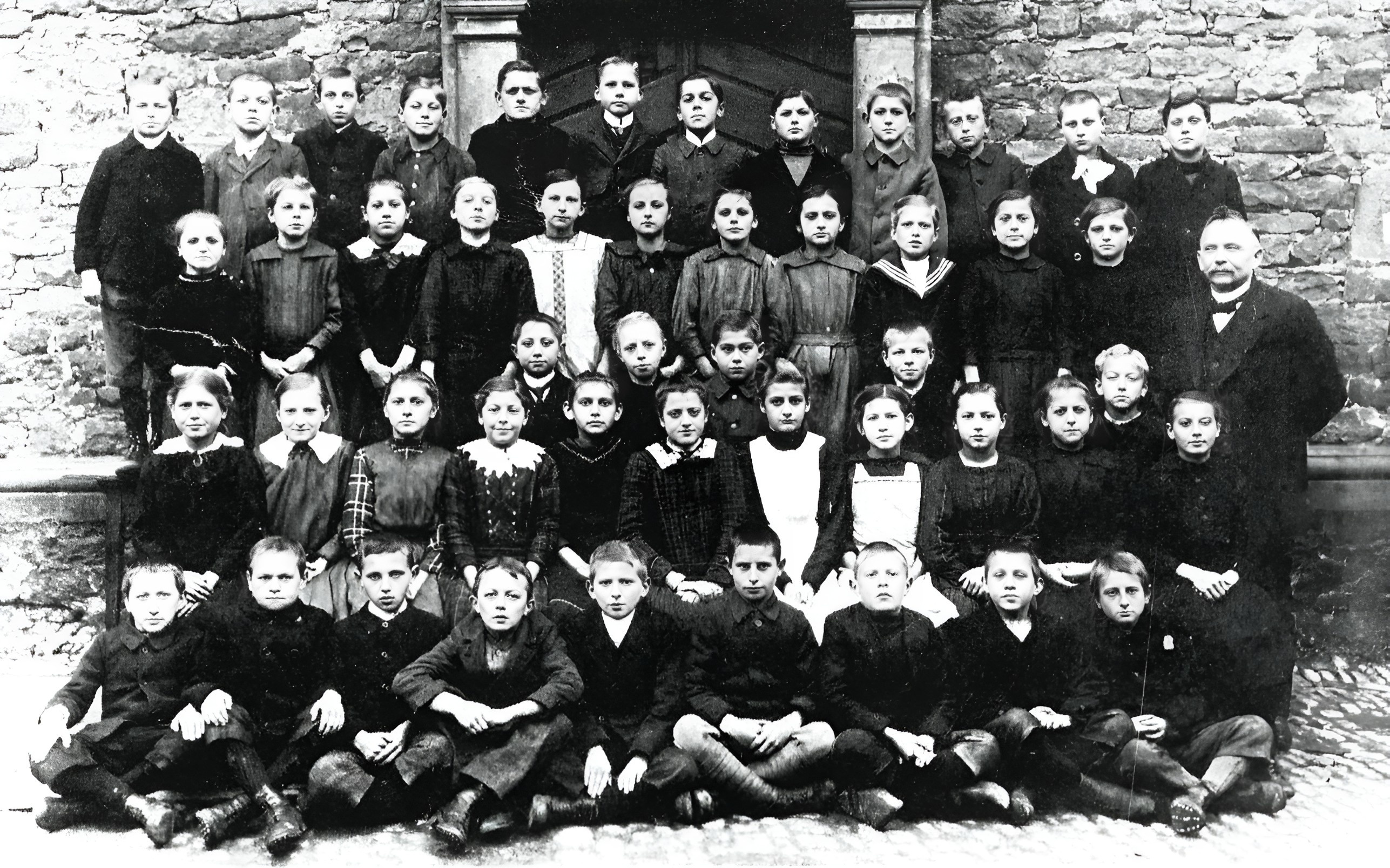 Gruppenfoto Schulklasse mit Lehrer Nikolaus Neubert