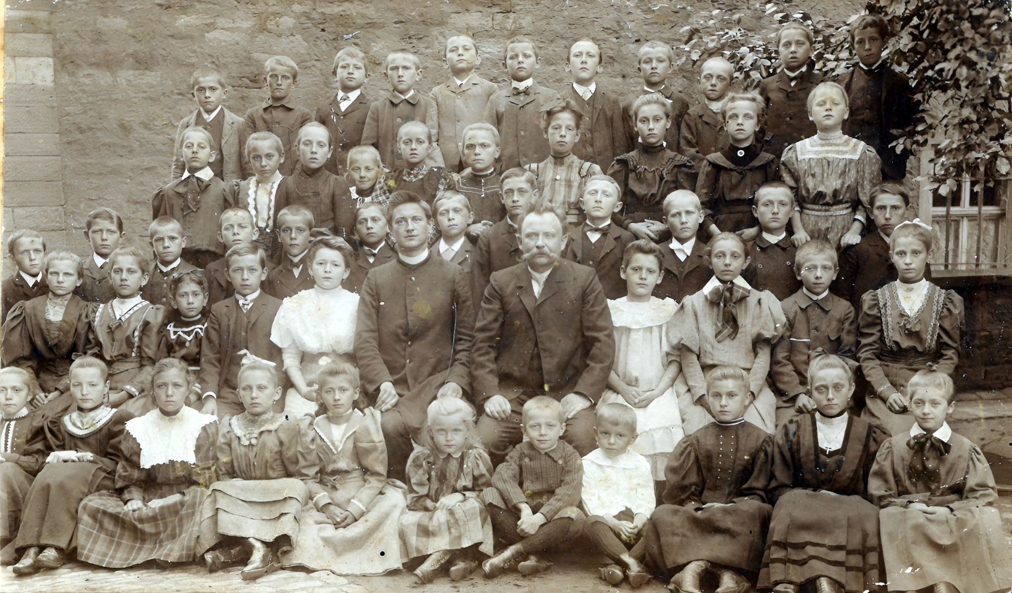 Gruppenfoto einer Schulklasse mit Lehrer Nikolaus Neubert (um 1900)