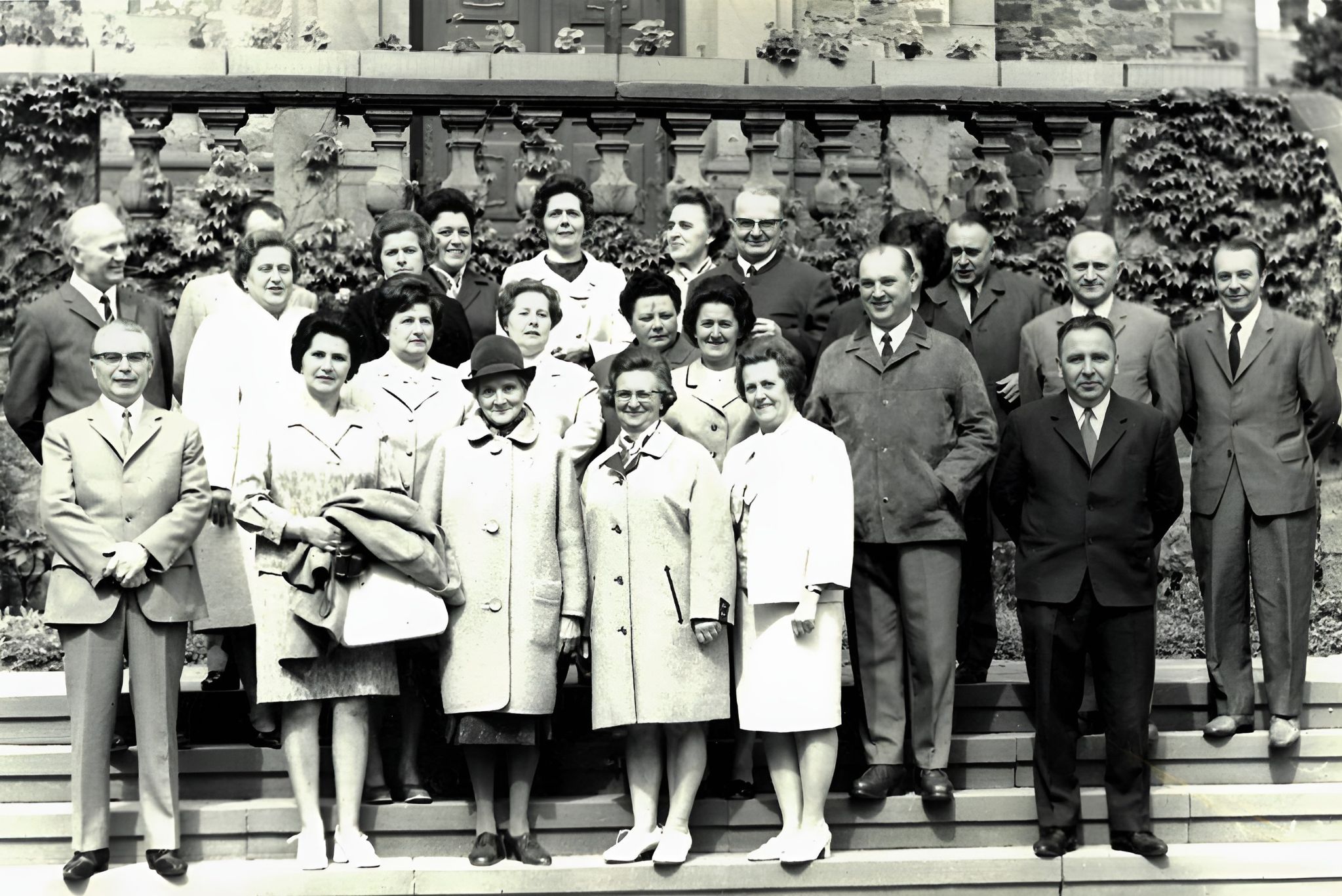 Gruppenfoto des Geburtsjahrgangs 1920 auf dem Treppenpodest der Pfarrkirche St. Maria Magdalena