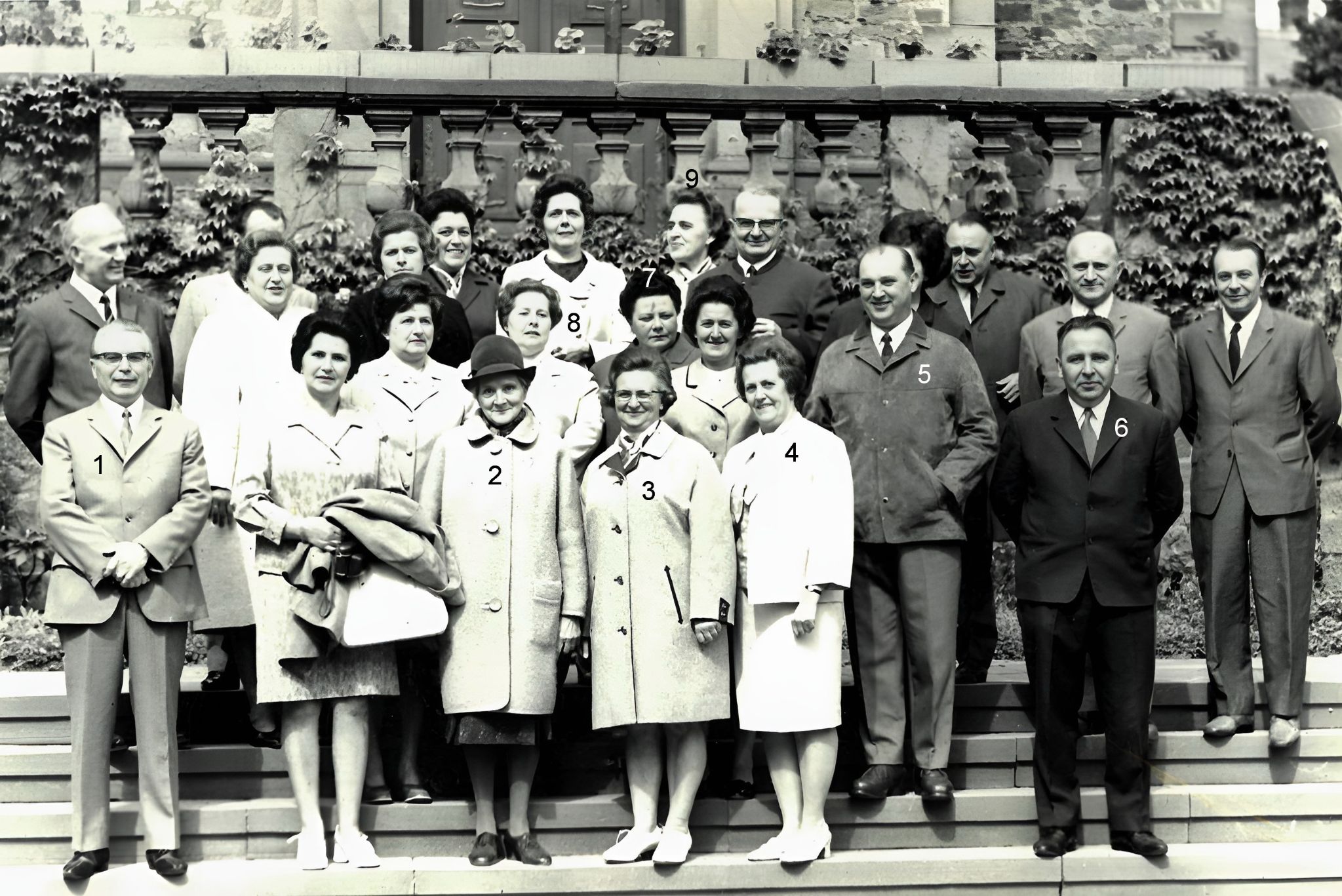 Gruppenfoto des Geburtsjahrgangs 1920 auf dem Treppenpodest der Pfarrkirche St. Maria Magdalena