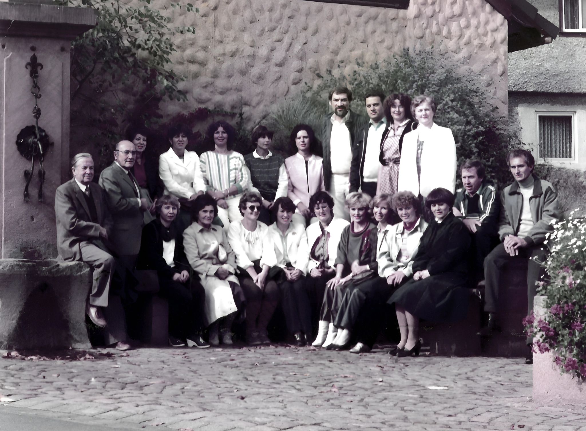 Gruppenfoto anl. Klassentreffen zum 40. Geburtstag der Geburtsjahrgänge 1942 und 1943