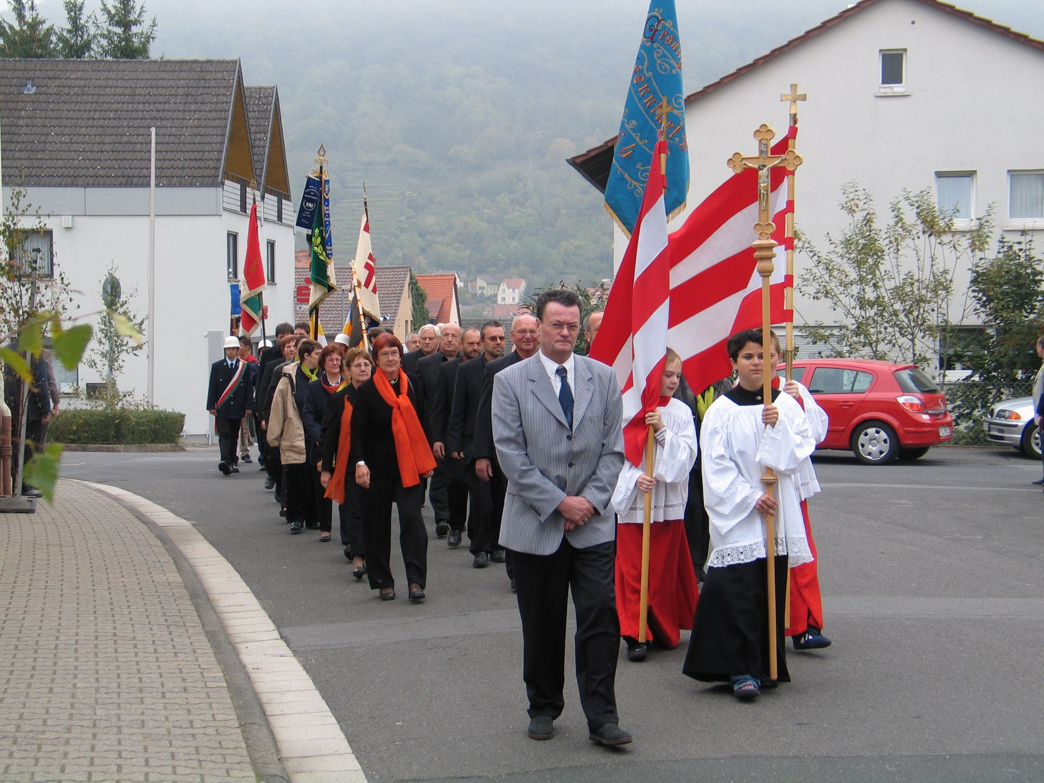 Festzug zum Pfarrheim St. Josef in Trennfurt