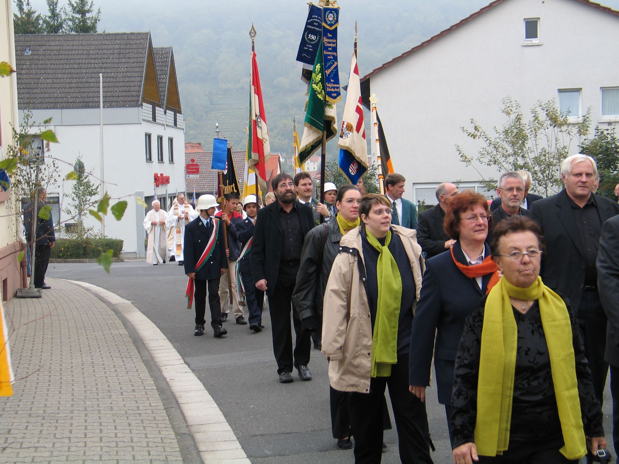 Festzug zum Pfarrheim St. Josef in Trennfurt