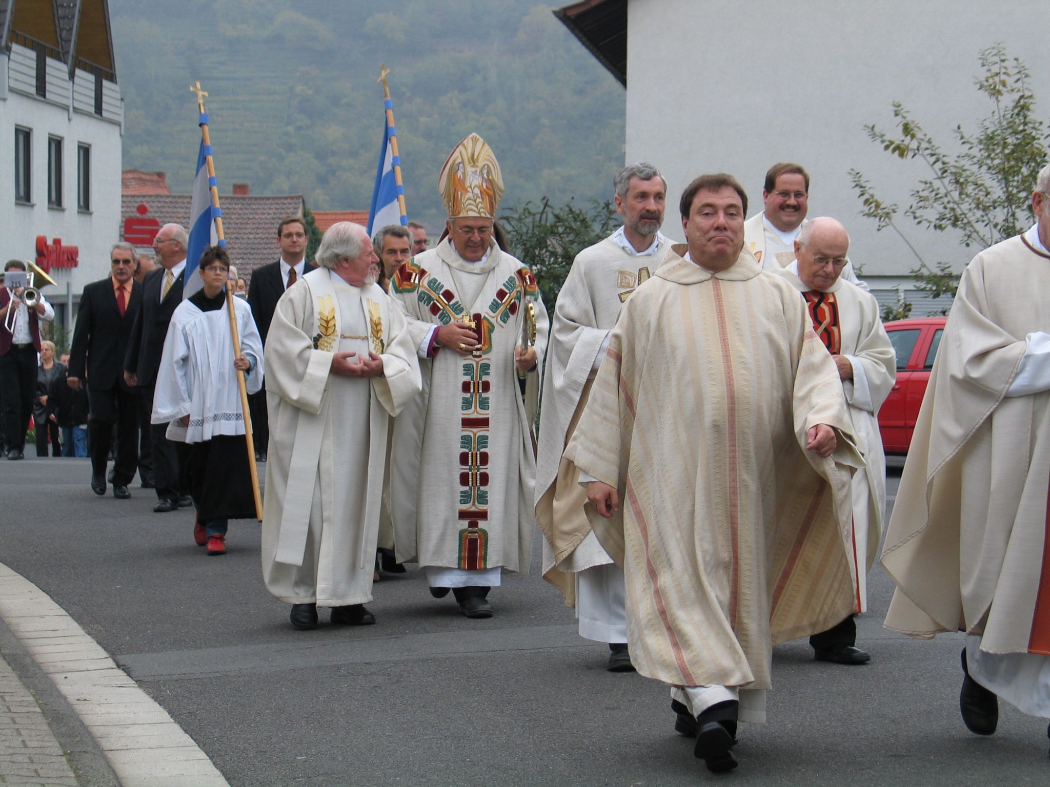 Festzug zum Pfarrheim St. Josef in Trennfurt
