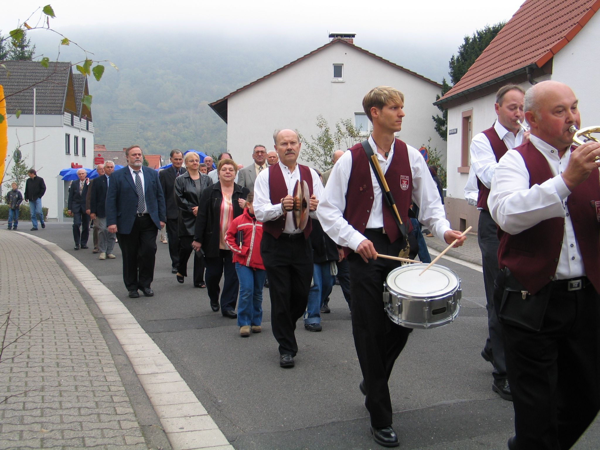 Festzug zum Pfarrheim St. Josef in Trennfurt