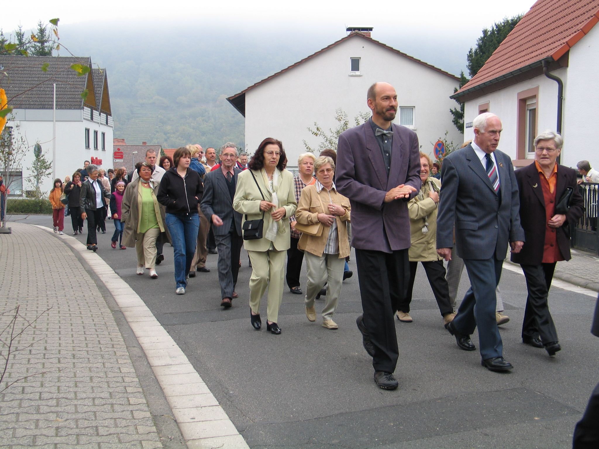Festzug zum Pfarrheim St. Josef in Trennfurt