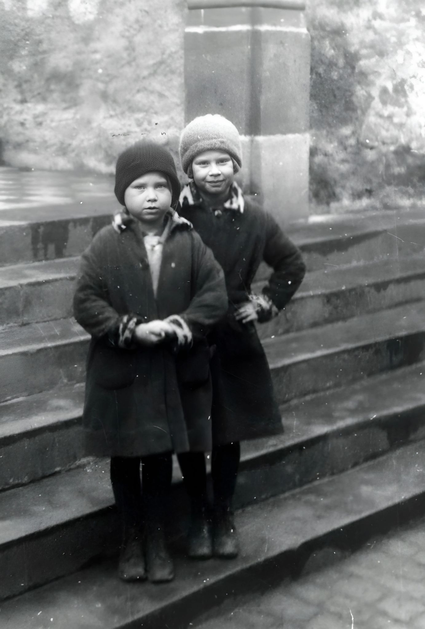 Mädchen auf der seitlichen Kirchentreppe um 1951