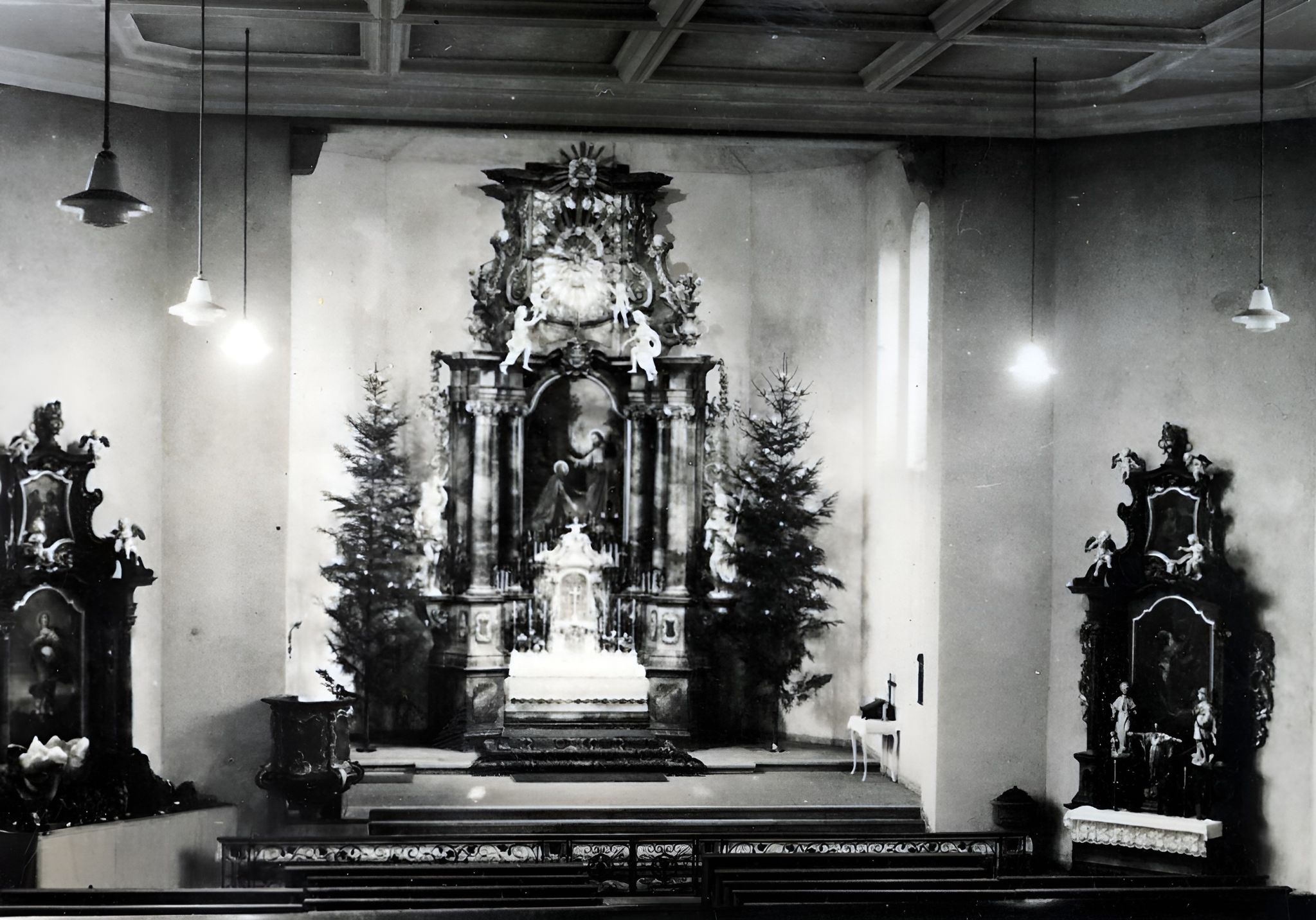 Innenansicht des Altarraums der Pfarrkirche St. Maria Magdalena 1945