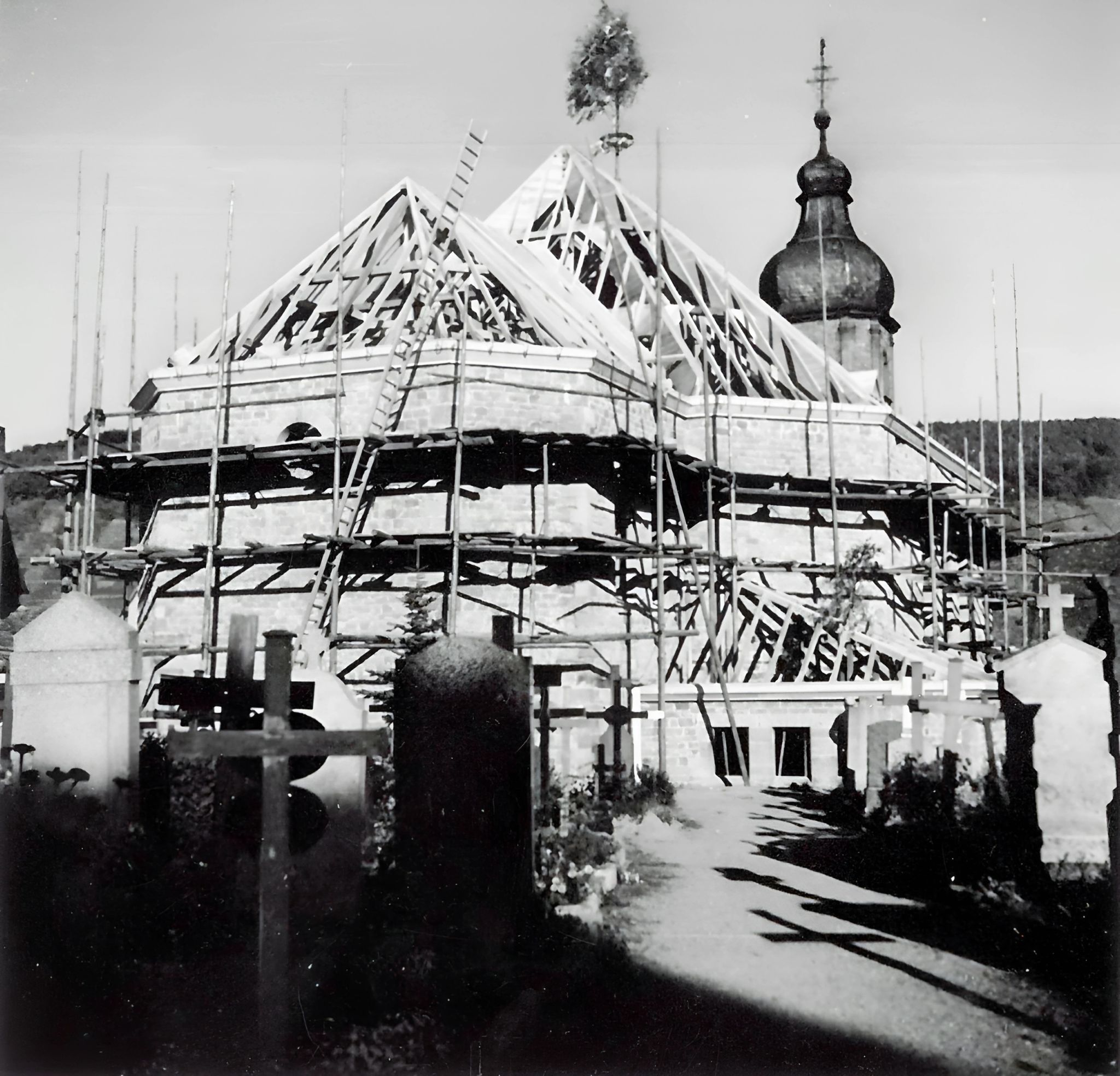Richtfest der Pfarrkirche Maria Magdalena nach dem Kirchenbrand 1975