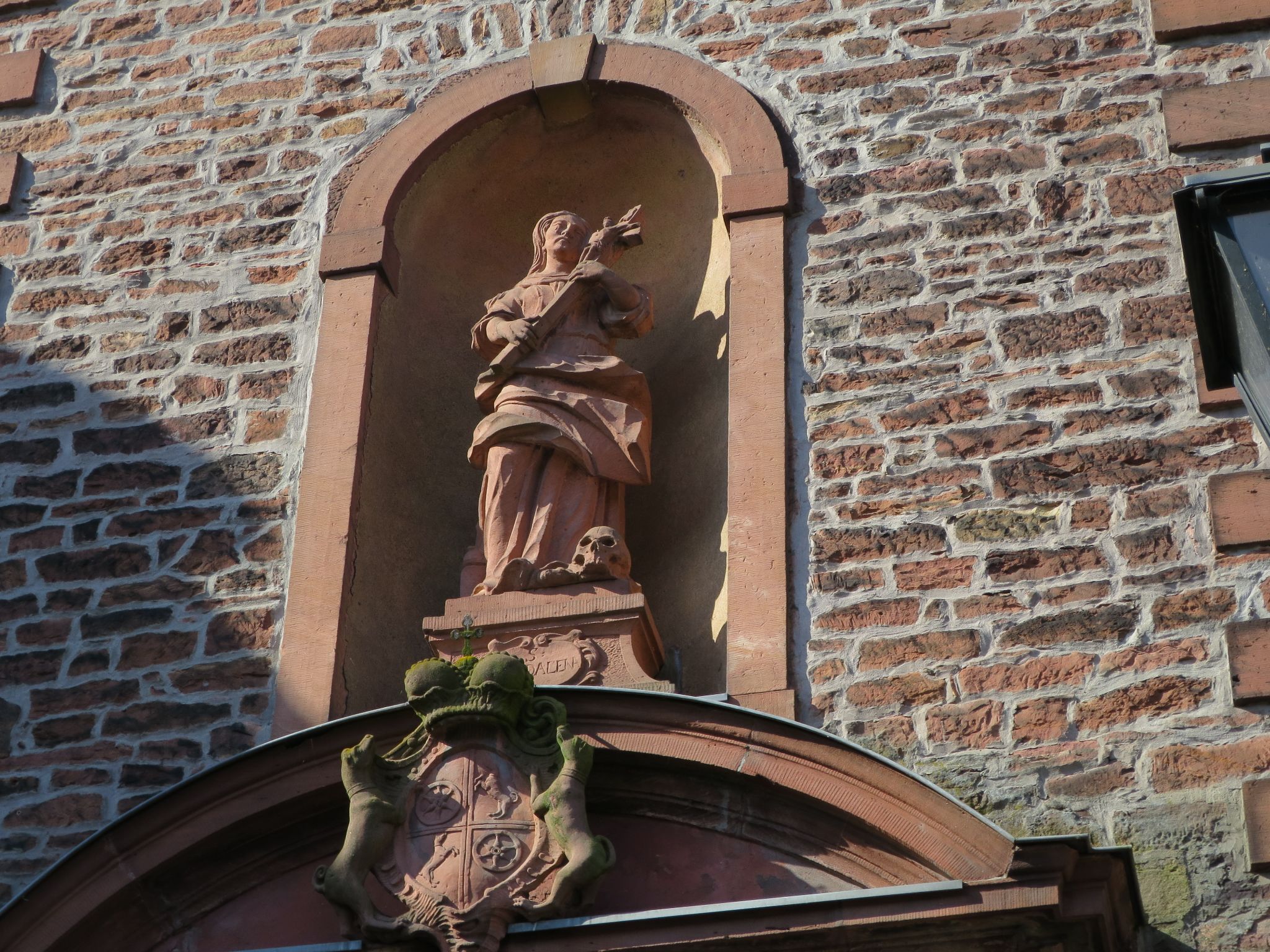 Die Kirchenpatronin Maria Magdalena in einer Nische über dem Haupteingang