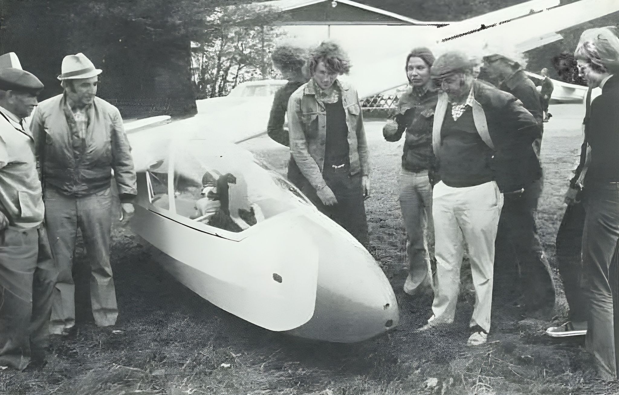 Erste Flugversuche am Flugplatz Trennfurt