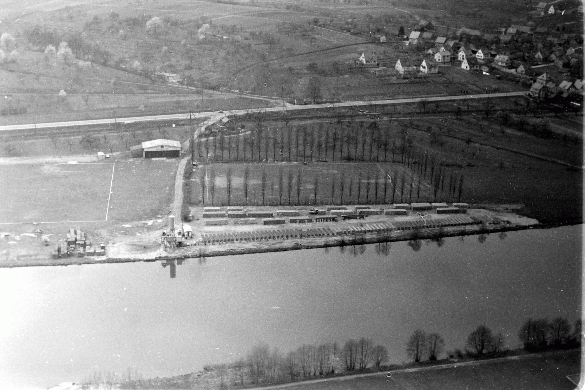 Die "Ferdinand-Lechner-Halle" links im Bild