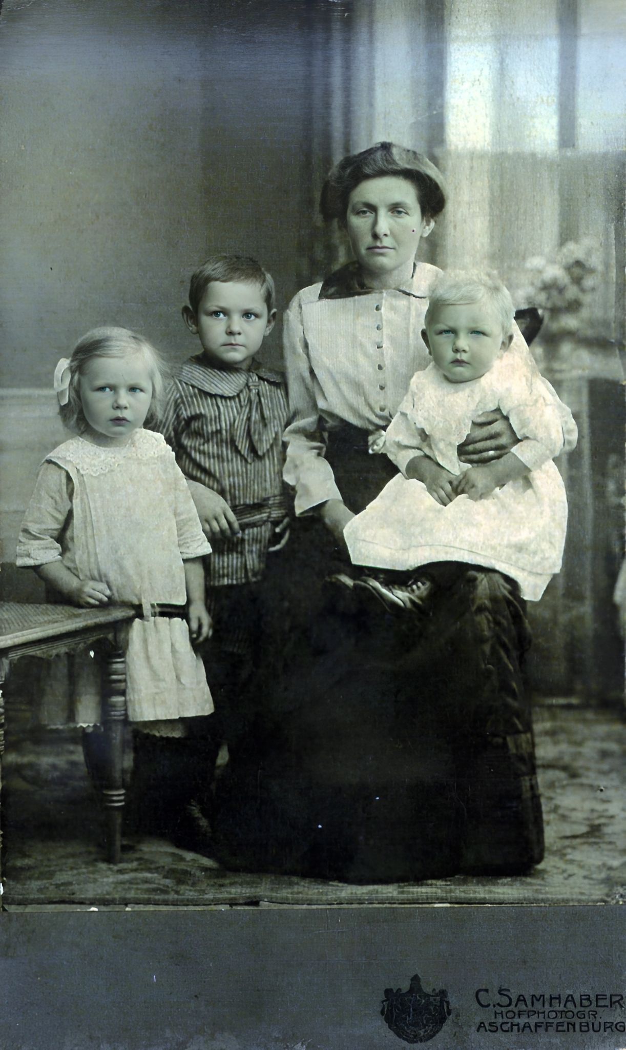 Elise Ühlein mit Kindern Karl ?, Joseph und Sophie